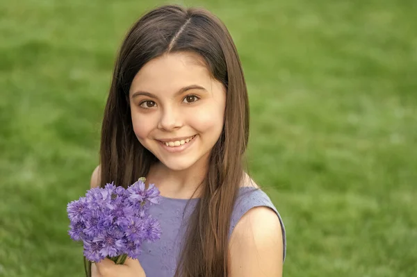 Cheerful Teen Girl Flowers Pretty Girl Spring Bouquet Cute Girl — Stockfoto