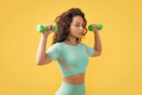 Mulher Fitness Fazer Exercício Levantamento Peso Com Haltere Estúdio Mulher — Fotografia de Stock