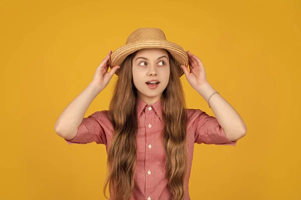 驚くべきティーン女の子で藁帽子で黄色の背景 — ストック写真