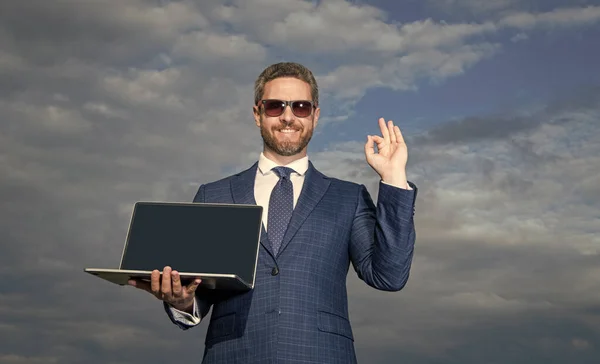 Foto Des Geschäftsmannes Präsentiert Laptop Okay Geschäftsmann Präsentiert Laptop Auf — Stockfoto