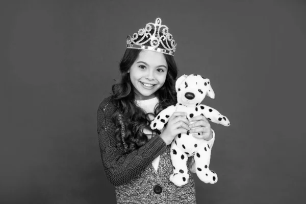 Щаслива Дитина Короні Королеви Принцеса Тіарі Дитина Показує Іграшку Дівчина — стокове фото