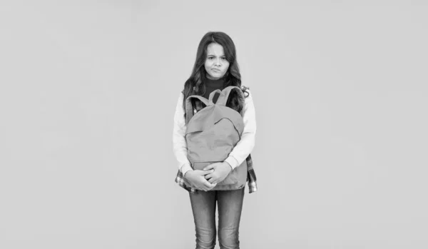 지식의 교육의 배경의 평상복을 입은아이 가방을 있는아이 소녀가 배낭을 다닌다 — 스톡 사진