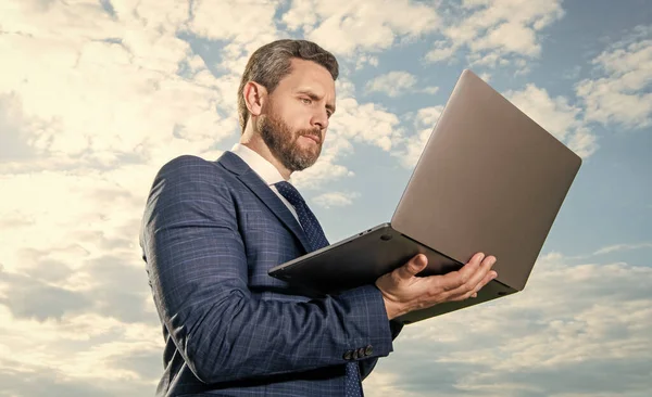 Freelancer Man Die Werkt Aan Laptop Outdoor Freelancer Man Met — Stockfoto
