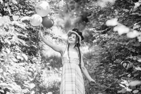 Fröhliches Kind Sommer Mit Partyballons Frühjahrskindermode Mädchen Mit Rosenblüten Grüne — Stockfoto
