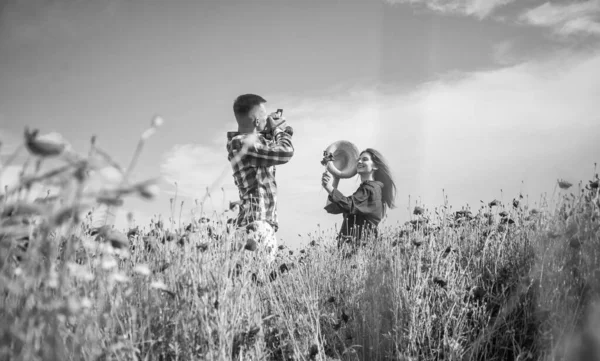Férfi Kamerával Nővel Mákmezőn Nyári Virágrét Romantikus Pár Mákok Között — Stock Fotó