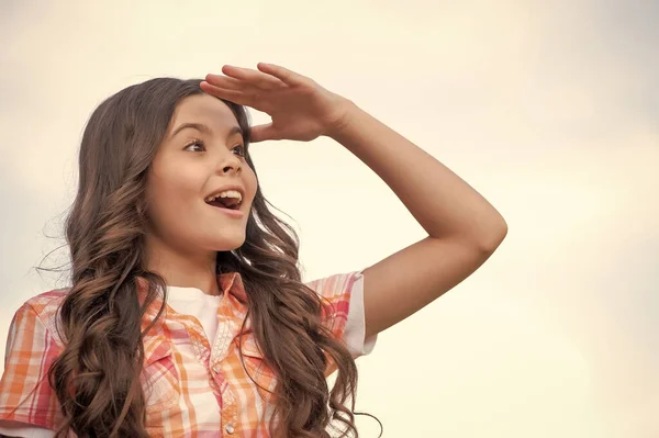 Şaşırmış Yüzlü Genç Kızın Portresi Mesafeye Bakıyor Ellerini Gökyüzünün Arkasında — Stok fotoğraf