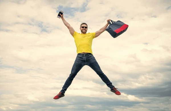 アクティブな男ジャンプとともに旅行バッグ空中空の背景 — ストック写真