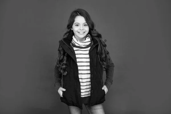 Winter Fashion Happy Kid Curly Hair Puffer Waistcoat Teen Girl — Stockfoto