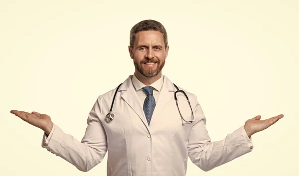 快乐的心脏科医生与药物听诊器 心脏科医生心脏病医生的男人 — 图库照片