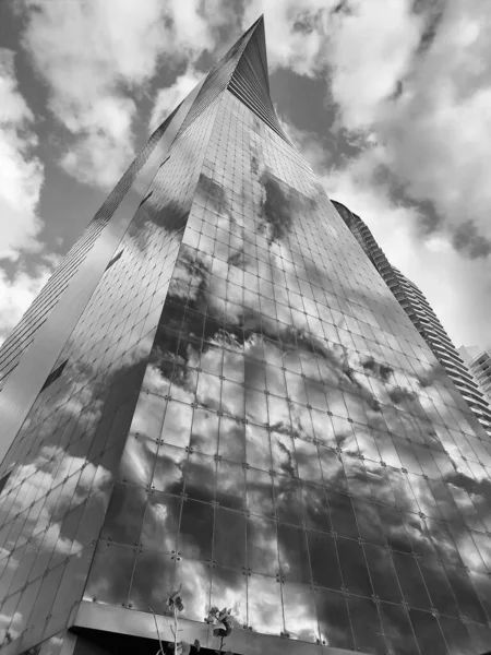 Moderna Architettura Blocchi Torri Vetro Acciaio Cielo Nuvoloso Nella Città — Foto Stock