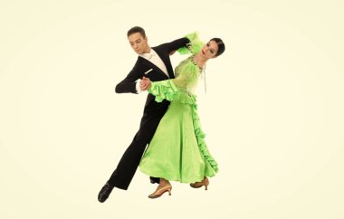 Profesyonel balo çifti koreografi dansı beyazlar üzerinde izole edilmiş. Stüdyoda dans eden çift balosu. Balo salonu çifti koreografi dansı. Balo salonu çifti koreografi dansının fotoğrafı.