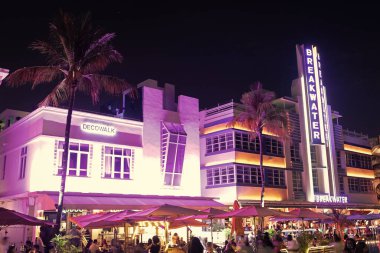Miami, Florida USA - 16 Nisan 2021 Miami Güney Sahili Okyanus Sürüşü Miami 'de aydınlatılmış mimari gece restoranı. dalgakıran