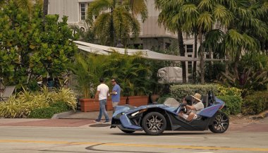 Miami Beach, Florida USA - 19 Mart 2021: Miami 'de mavi polaris sapanı, yan görüş. Üç tekerlekli motosiklet..