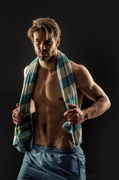 Man Muscular Abs Grey Studio Muscular Man Wearing Towel Abs — Stock Photo, Image