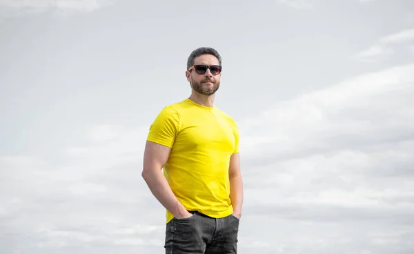 Man Geel Shirt Zomer Zonnebril Outdoor Lucht Achtergrond — Stockfoto