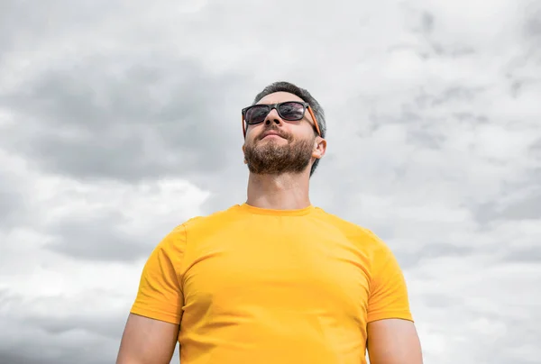 Бородатый Мужчина Желтой Рубашке Солнечных Очках Открытом Воздухе Фоне Неба — стоковое фото