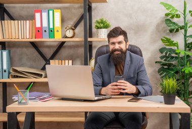 Ofisteki bilgisayarlı, modern hayattaki acımasız gülümseyen ağ yöneticisi.