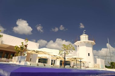 Açık hava restoranı. Boş restorana kimse giremez. Boş restoranın yaz mevsimi. Boş restoranın fotoğrafı.