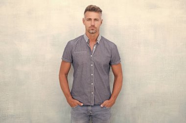 Kafkasyalı olgun bir adamın görüntüsü. Kafkasyalı olgun bir adam Griler 'de izole edilmiş. Stüdyoda beyaz, olgun bir adam var. Kafkas kökenli olgun bir adam..