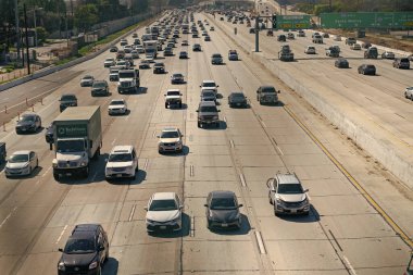 Los Angeles, Kaliforniya ABD - 30 Mart 2021: Otoyol trafiği, varış noktası.