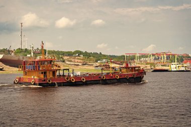 Manaus, Brezilya - 04 Aralık 2015: Rıhtımdaki kargo gemisi tankeri.