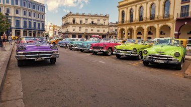 Havana, Küba - 02 Mayıs 2019: Ford 'la birlikte eski araba parkı. Park etmiş bir taksi..