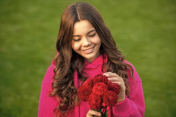 Düşen Çiçekli Güzel Bir Genç Kızın Fotoğrafı Açık Havada Çiçekli — Stok fotoğraf