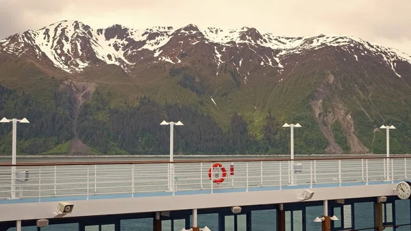 Rettungsring Kreuzfahrtschiff Alaska Rettungsring Bei Kreuzfahrt Mit Landschaft Foto Von — Stockfoto
