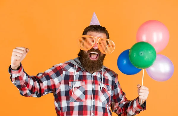 幸せがいっぱい 誕生日を楽しんでるスタイリッシュな男性 髭の男は休日を祝う 記念日だ 驚いたわ プレゼント付きイベントマネージャー パーティの風船でチェックされたシャツを着た大人の男 — ストック写真