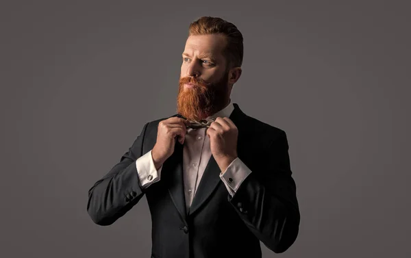 Homem Elegante Que Fixa Gravata Com Smoking Preto Homem Bonito — Fotografia de Stock