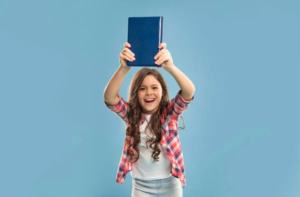 Schreiende Teenager Mädchen Studie Mit Buch Kind Besitz Von Kopierbüchern — Stockfoto