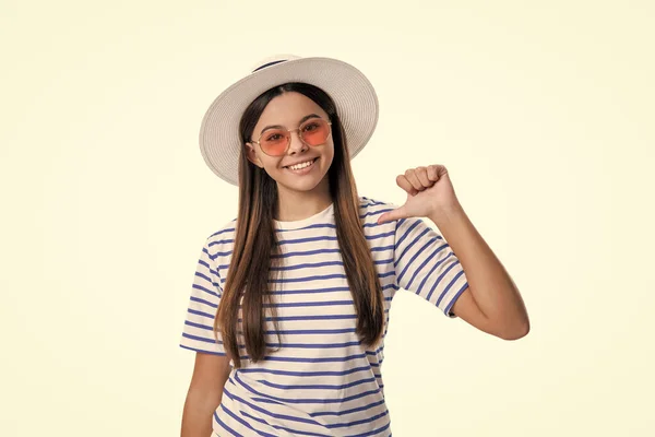 夏天时髦微笑的少女戴帽子的照片 夏天流行的少女被白色隔离 背景是夏天流行的少女 在演播室里的夏季时髦少女 — 图库照片