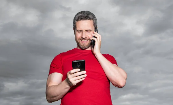 Hombre Positivo Habla Por Teléfono Sobre Fondo Del Cielo Hombre — Foto de Stock