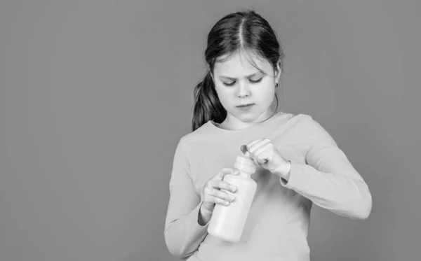 Criança Segurar Garrafa Água Fundo Rosa Com Espaço Cópia — Fotografia de Stock