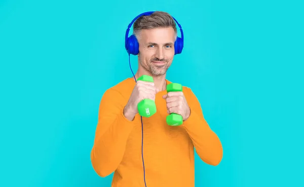 Χαρούμενα Fitness Man Στη Μουσική Ακουστικά Στο Παρασκήνιο Φωτογραφία Του — Φωτογραφία Αρχείου