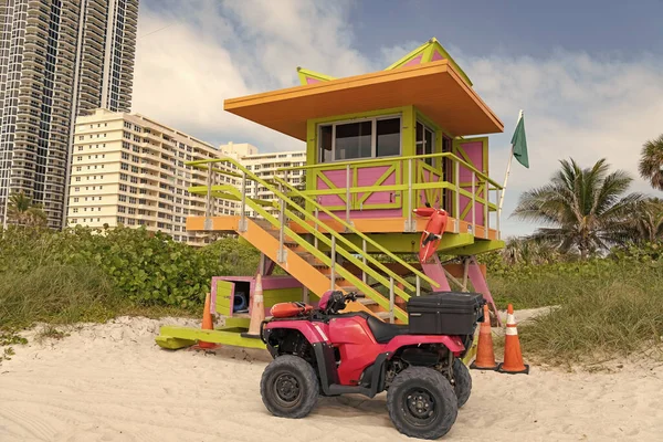Miami Plaj Tatilinde Dört Tekerlekli Bisikletli Bir Cankurtaran Miami Sahilindeki — Stok fotoğraf