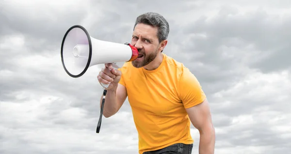 Man Yellow Shirt Shout Loudspeaker Sky Background Hurry — Stock Photo, Image