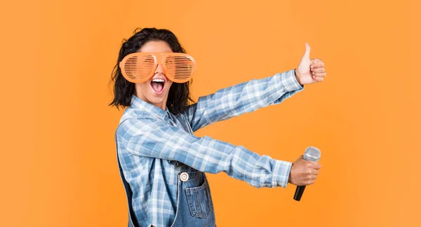 Hipster Femenino Sonriente Con Ropa Moda Cantando Micrófono Gestor Eventos —  Fotos de Stock