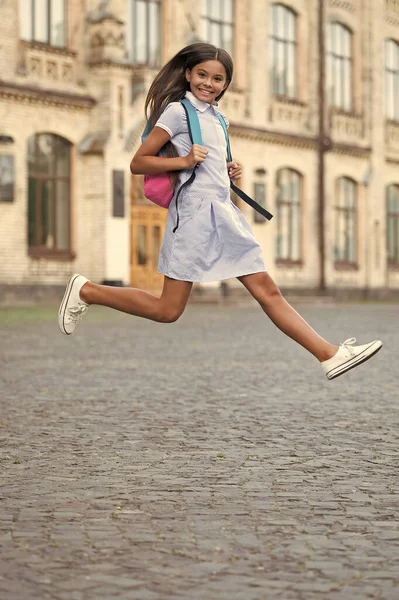 Feliz Saltando Chica Morena Escuela Saltando Chica Escuela Con Mochila — Foto de Stock