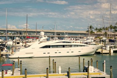Miami, Florida ABD - 29 Şubat 2016: Yazın limanda lüks yat.