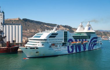 Barcelona, İspanya - 30 Mart 2016: Rhapsody yolcu gemisi limanda.