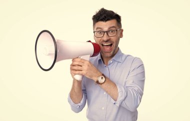 Beyaz arka planda izole edilmiş megafonla şok adam spikeri. Stüdyoda megafonlu bir spiker. Megafonla bağıran adam spikeri. Megafonlu insan spikerinin fotoğrafı..