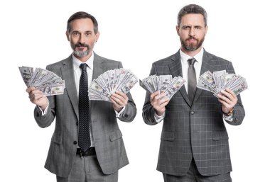 Stüdyoda milyonerler para tutuyor. Milyonerlerin elinde bir dolar var. Milyonerlerin fotoğrafında para var. Milyonerler parayı beyaz arka planda izole ediyor.