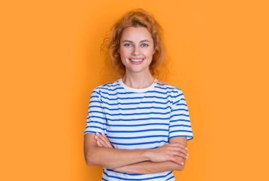 Sarı arka planda izole edilmiş neşeli kızıl saçlı kız portresi. Stüdyodaki genç kızıl saçlı kızın portresi. Yetişkin kızıl kız portresi.