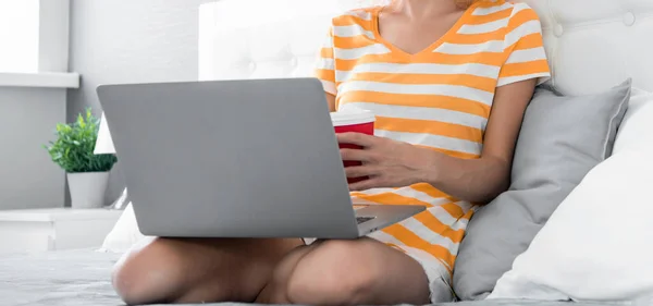 Beskärd Utsikt Över Kvinna Frilansare Med Kaffe Arbete Hemma Laptop — Stockfoto