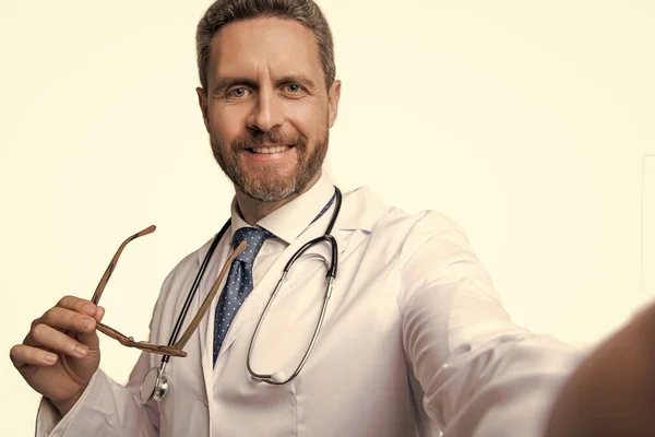 Tıbbi Adam Arka Planda Özçekim Yapıyor Tıp Doktorunun Fotoğrafı Tıbbi — Stok fotoğraf