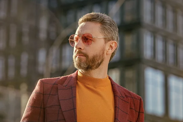 Havalı Adam Dışarıda Güneş Gözlüğü Takıyor Ceket Giyen Şık Bir — Stok fotoğraf