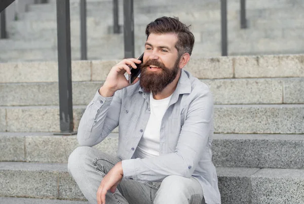 Hombre Contento Tiene Teléfono Inteligente Llamada Aire Libre Hombre Tiene — Foto de Stock