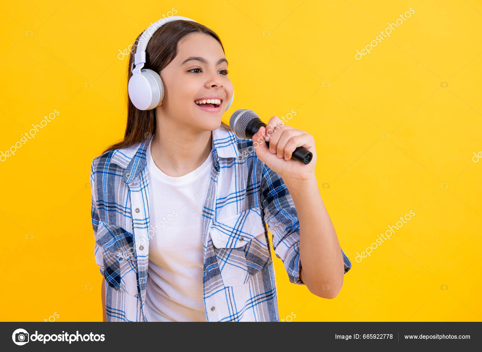 Criança feliz jogar cantar música de karaokê