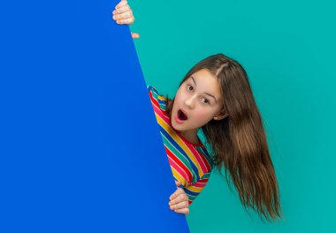 Boş mavi kağıdın arkasında reklam için fotokopi alanı olan bir çocuk..